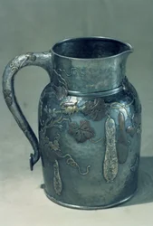 ニューヨークの水差し、1900年頃（銀、真鍮、銅）